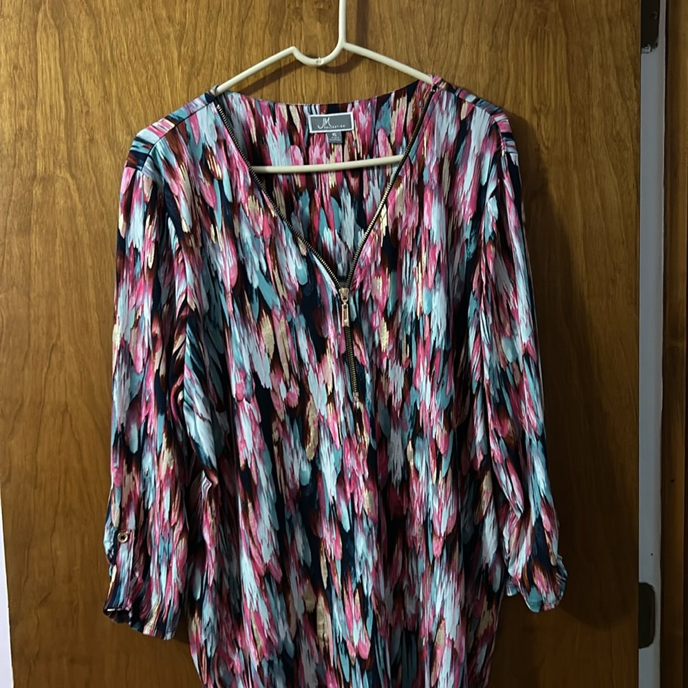 Multi colored XL ladies top. JM collection.
